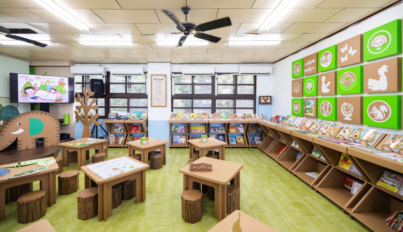 02.以100%永續紙材回收打造而成的「好鄰居」紙圖書館，以環保、輕巧、便利及安全為特色，內含紙桌椅、紙陳列架、紙裝置物等設備，打造兼具永續與美學的「紙」閱讀空間。.jpg