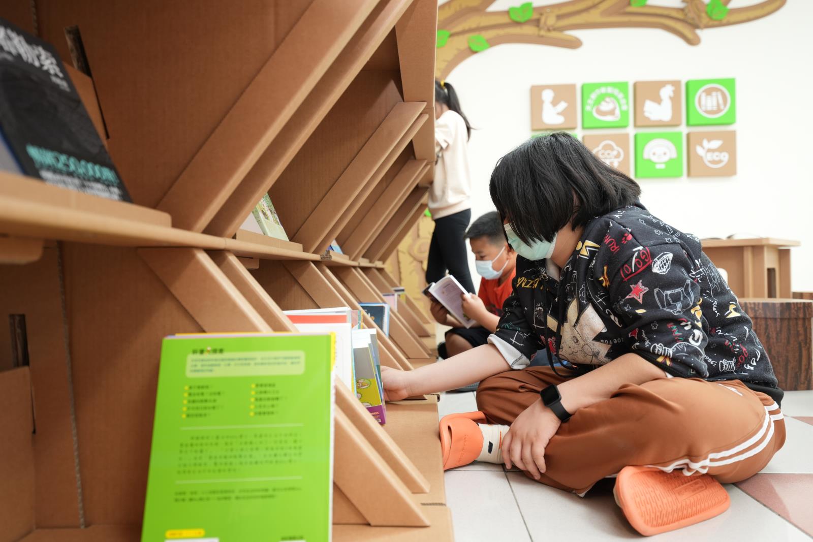 紙陳列架的多層次設計,讓孩子可以輕鬆坐著取書.JPG 紙陳列架的多層次設計,讓孩子可以輕鬆坐著取書.JPG